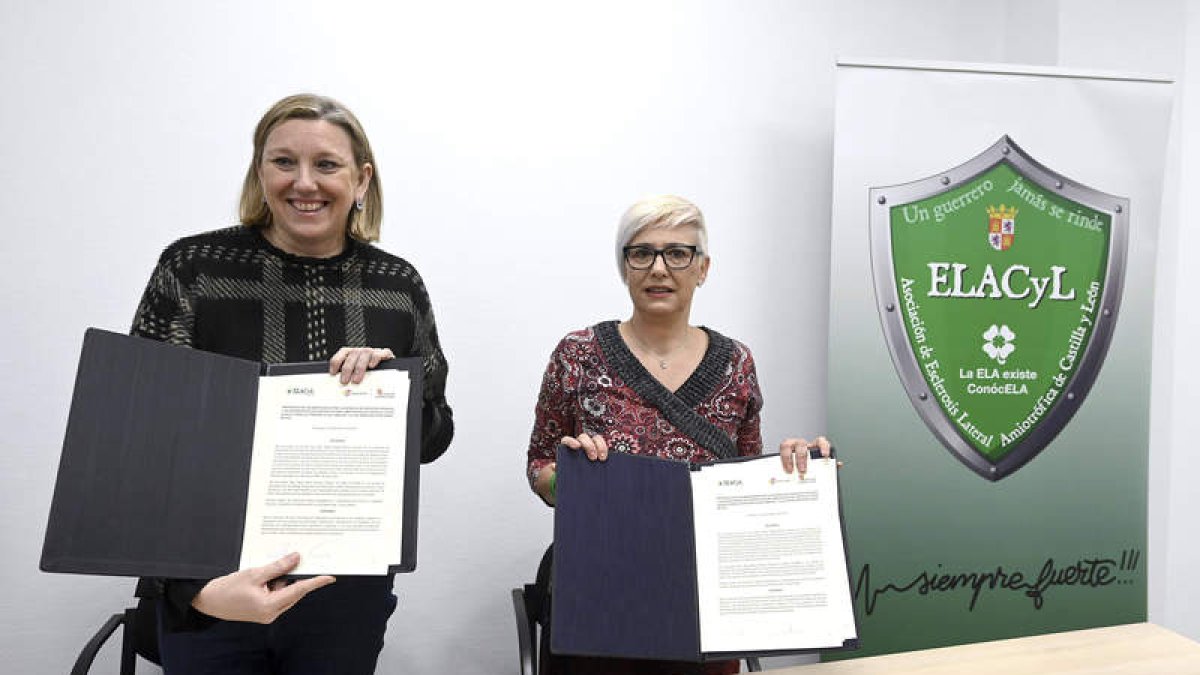 La consejera de Familia e Igualdad de Oportunidades, Isabel Blanco, con la presidenta de Elacyl al renovar el convenio. RICARDO ORDÓÑEZ