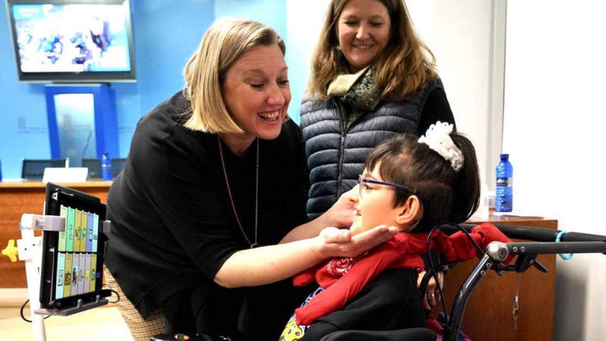 La consejera de Familia e Igualdad de Oportunidades, Isabel Blanco, con Aspace para visibilizar el día a día de las personas con parálisis cerebral.  LETICIA PÉREZ