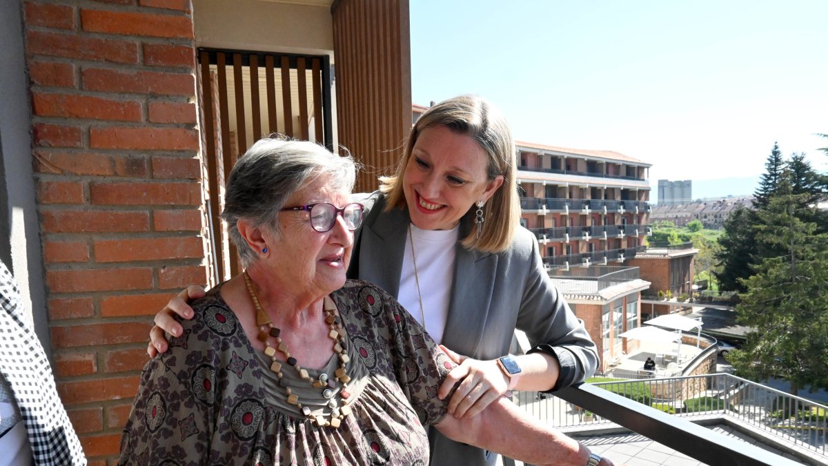 La consejera de Familia e Igualdad de Oportunidades, Isabel Blanco, con una residente durante una visita a un centro de mayores.