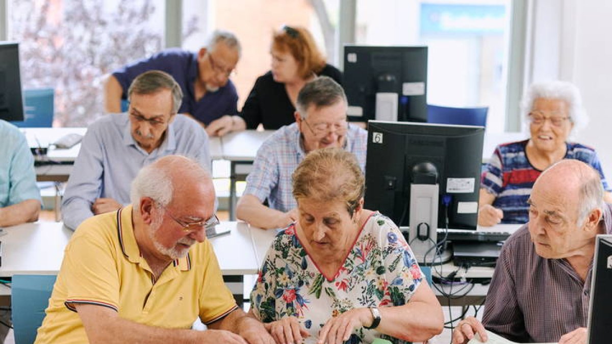 Personas mayores participan en un taller de tecnología