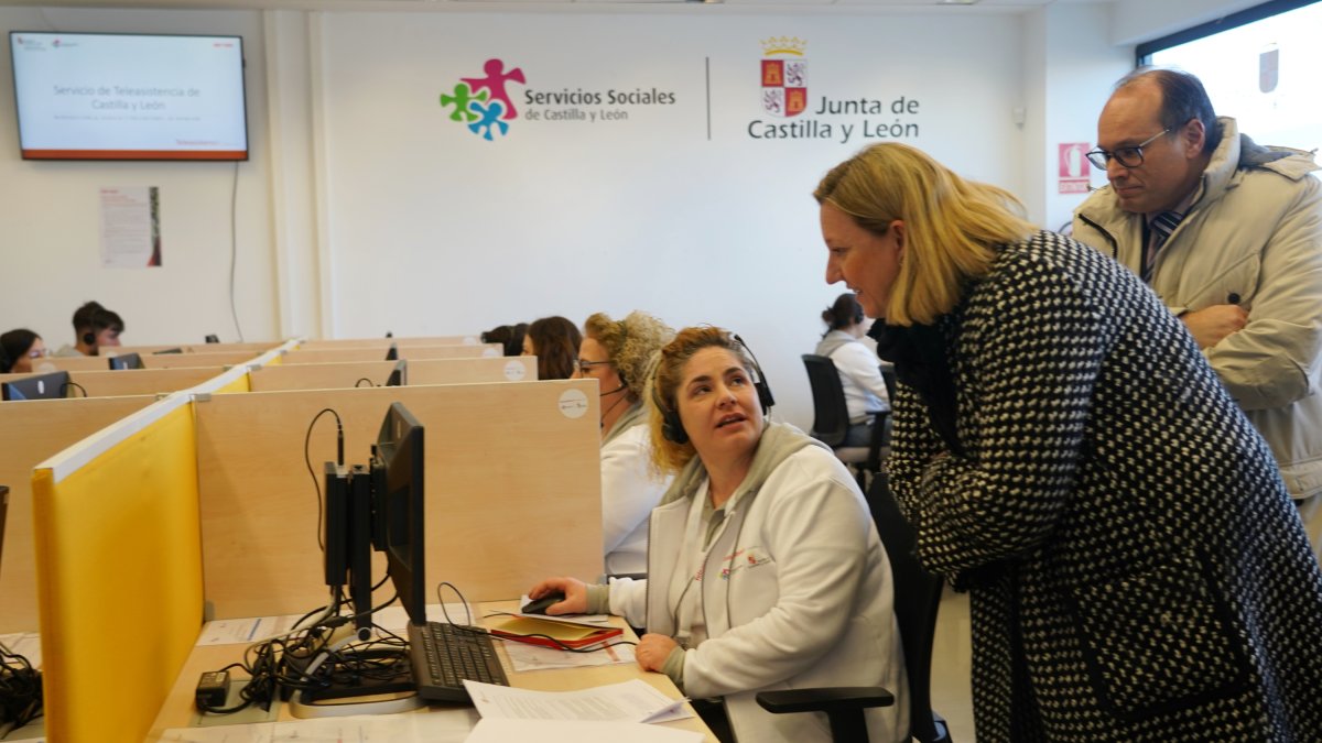La consejera de Familia e Igualdad de Oportunidades, Isabel Blanco, visita la sala de operaciones del servicio de Teleasistencia de la Junta de Castilla y León.