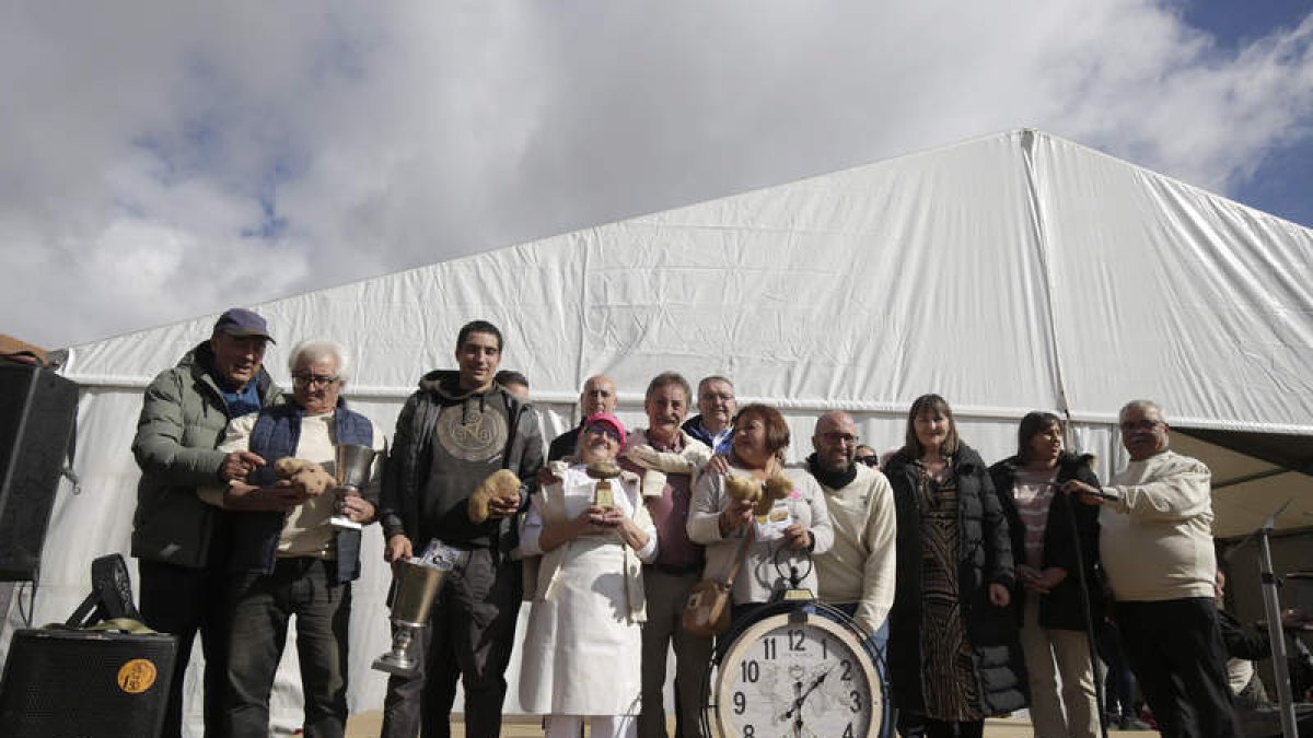 La entrega de la Patata de Bronce y el premio a la patata más grande, ayer en Chozas. FERNANDO OTERO
