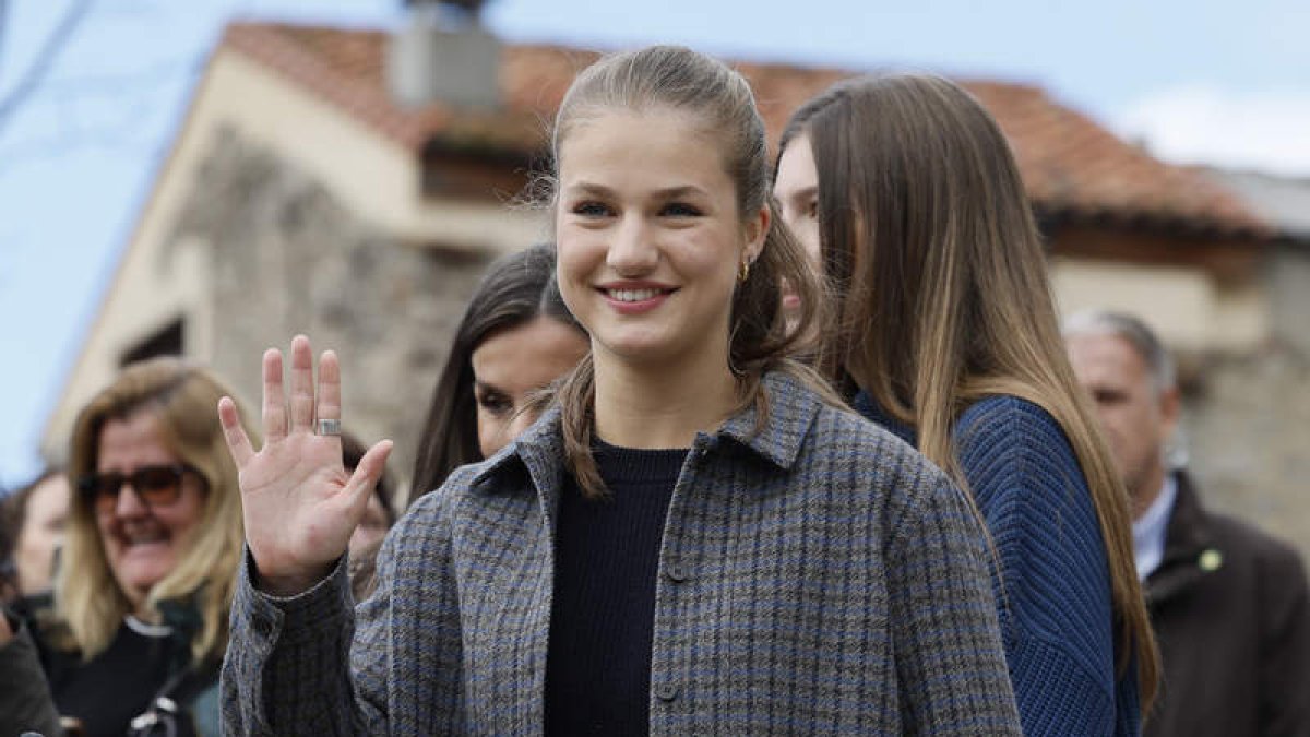 La princesa Leonor saluda al público que la sigue en su visita a Sotres. BALLESTEROS