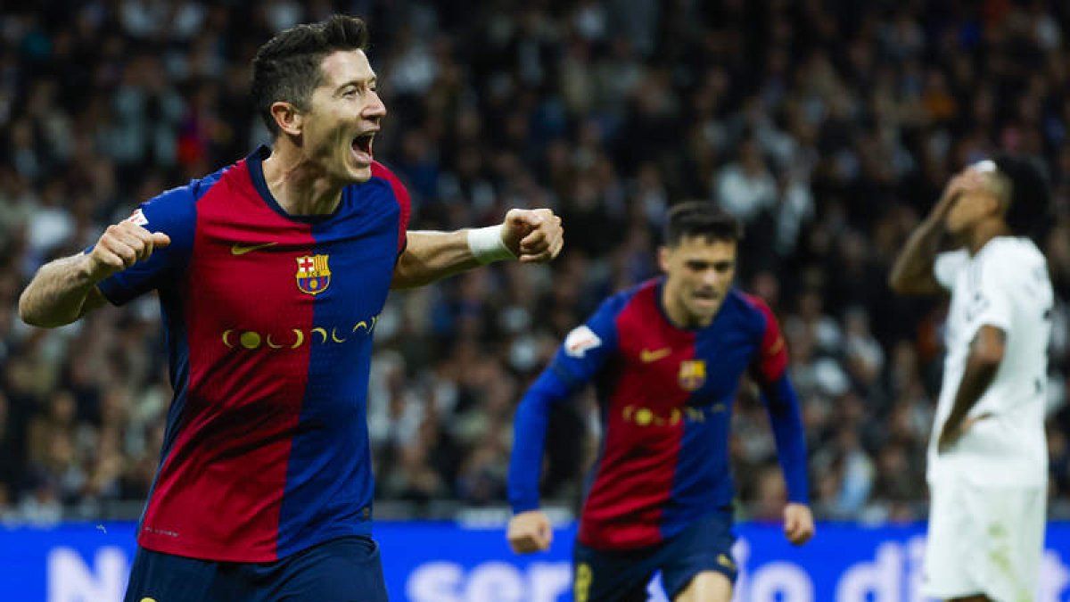 Robert Lewandowski lo celebra tras anotar un gol en el primer Clásico de la temporada oficial, disputado en en Bernabéu.  JUANJO MARTÍN