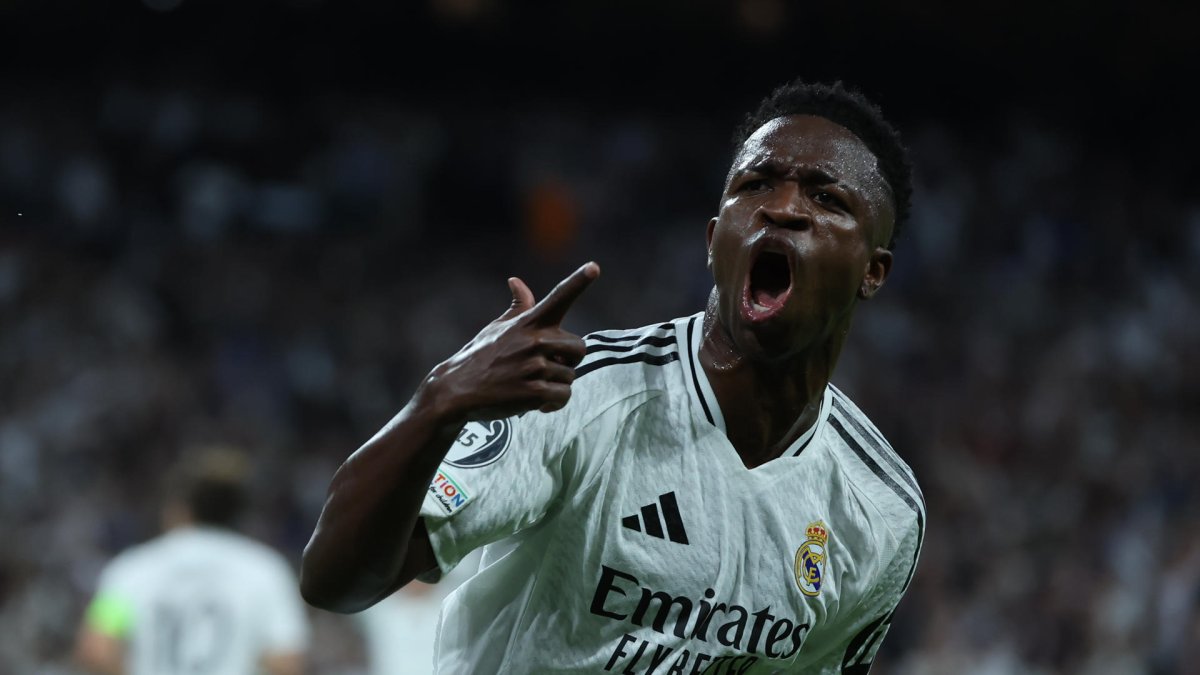 El delantero brasileño del Real Madrid Vinicius Jr. celebra un gol anotado en el encuentro de la Liga de Campeones contra el Borussia Dortmund en el estadio Santiago Bernabéu. EFE/ Kiko Huesca