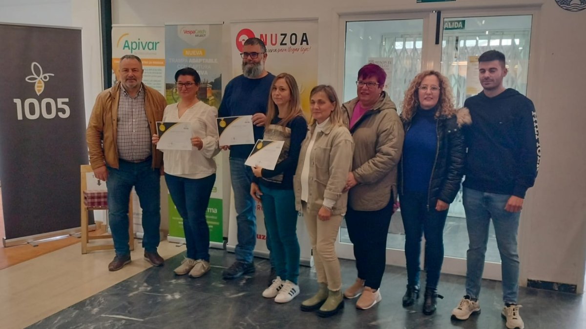 Foto de familia de los ganadores y los organizadores del certamen.