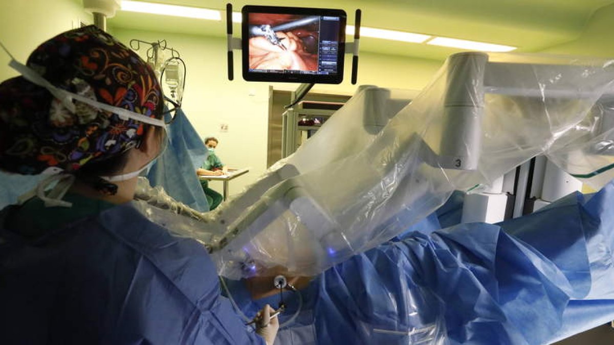 Una de las intervenciones quirúrgicas realizadas con el robot Da Vinci en el Complejo Asistencial Universitario de León.  M.P.
