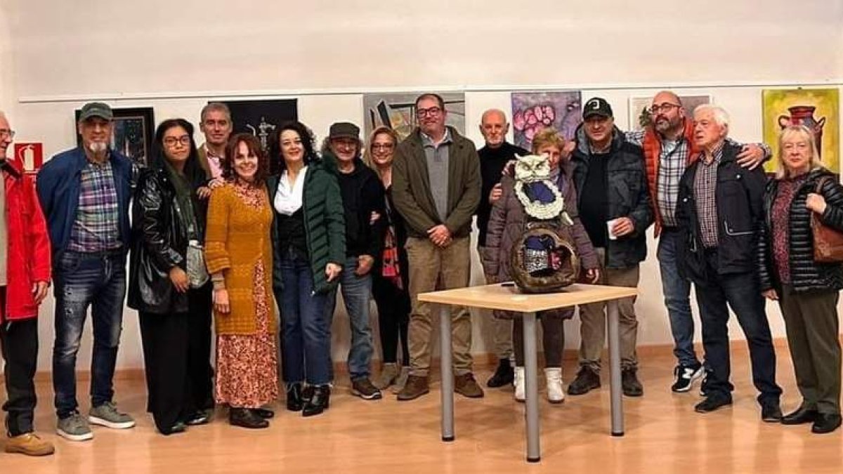 Arriba, muestra de pintura. Abajo la caminata.  DL