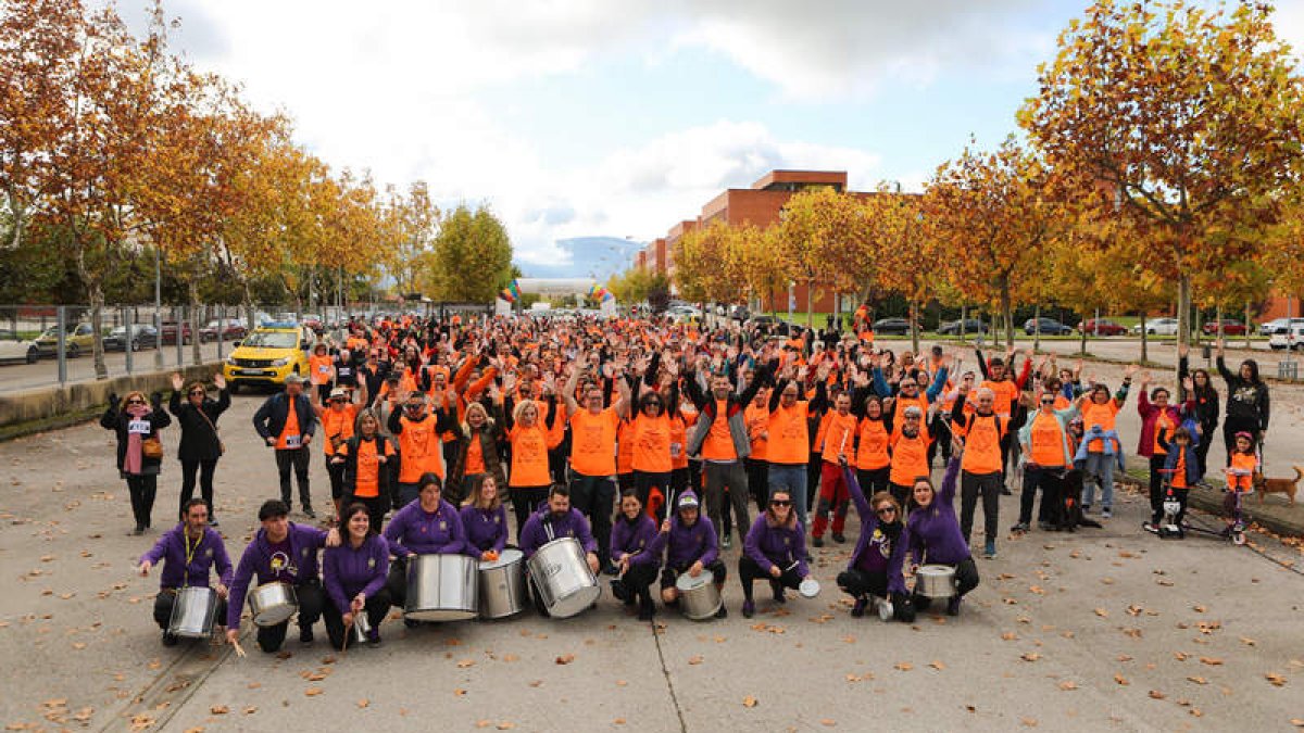 Posado de los participantes, junto con la Batukada Pikambores, junto al Hospital El Bierzo. DL
