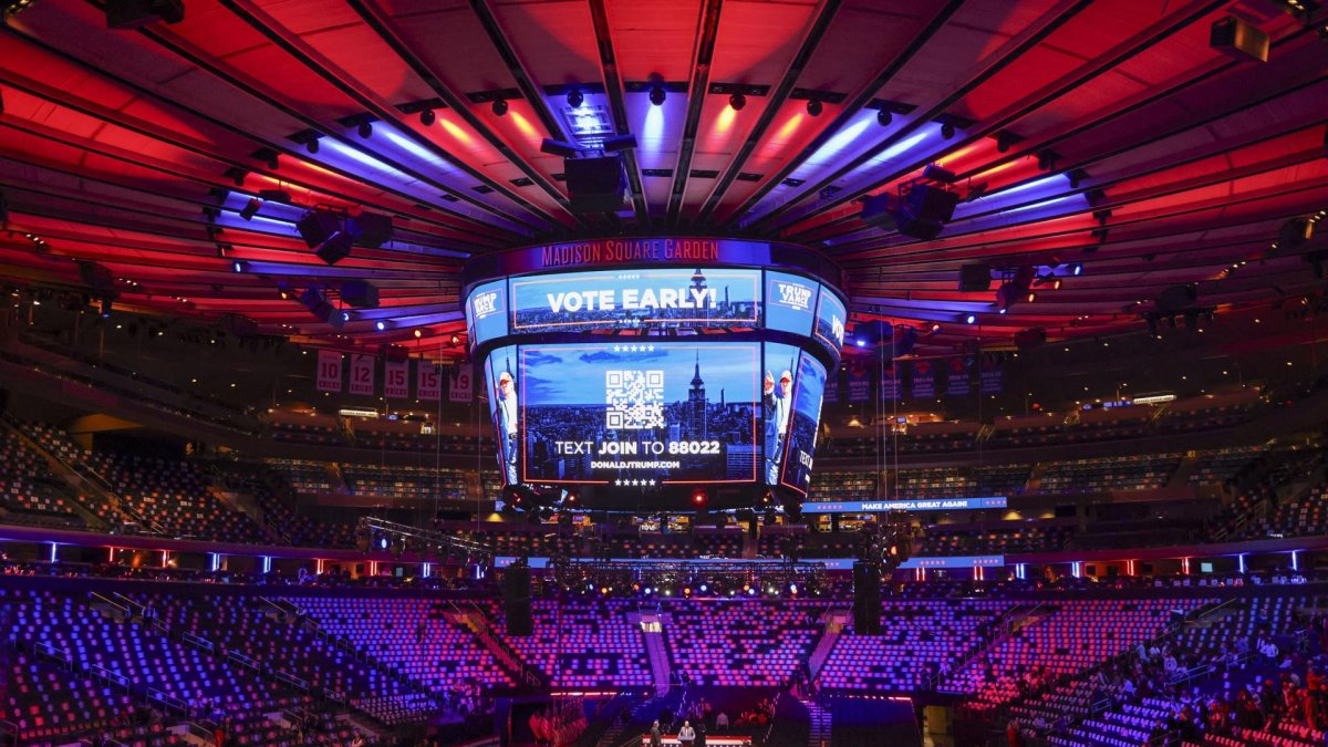 La gente comienza a ingresar al Madison Square Garden antes de que el candidato presidencial republicano y expresidente estadounidense Donald Trump realice un mitin en el lugar. EFE/Ssrah Yenesel