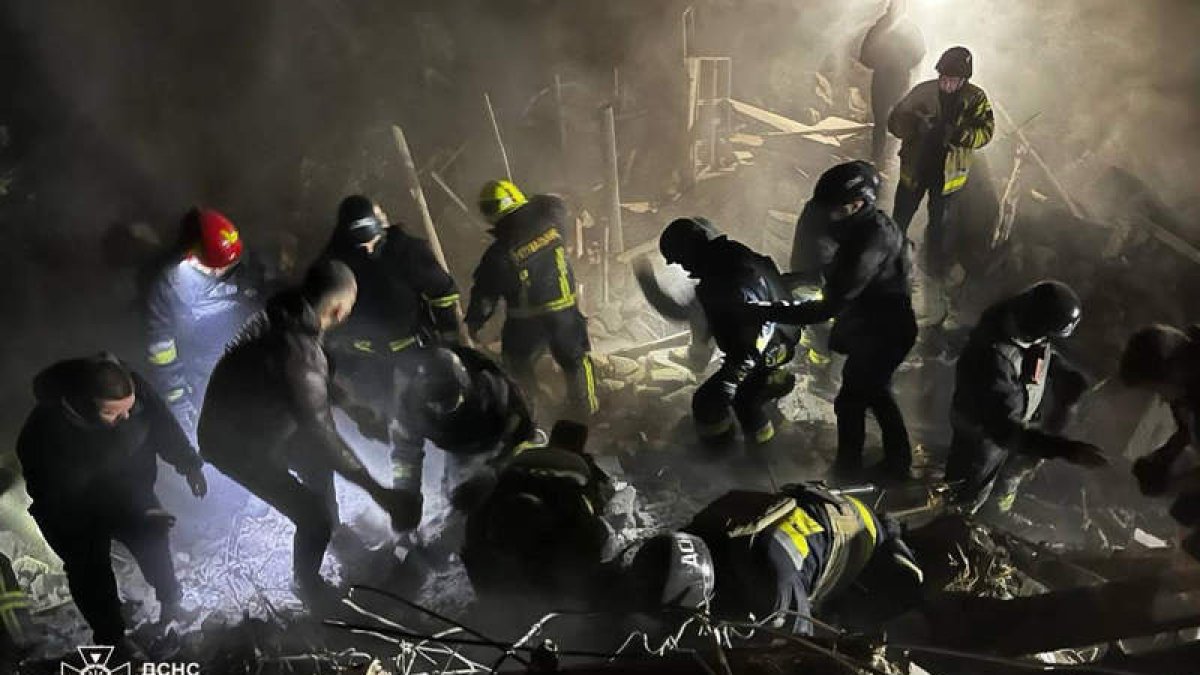 Los bomneros tratan de rescatar víctimas de un bombardeo ruso en Kiev.  SERVICIO DE EMERGENCIAS DE UCRANIA