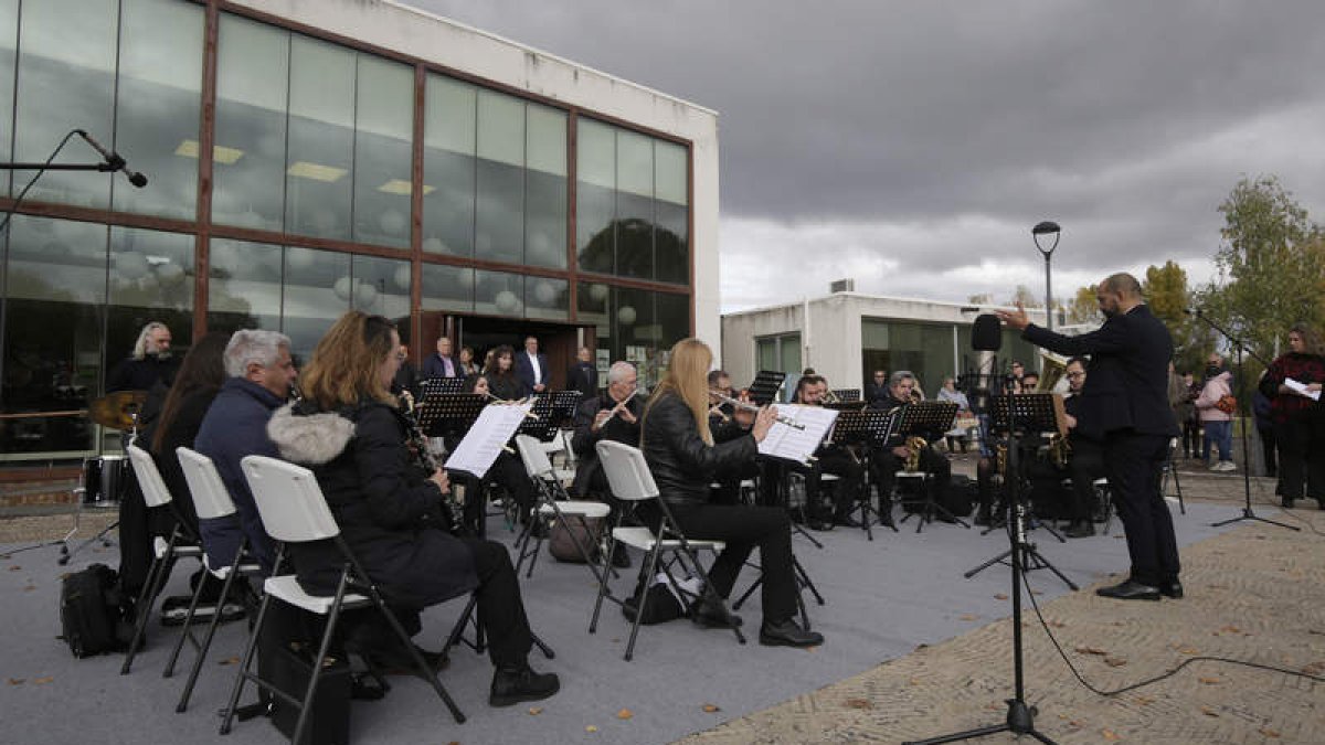 La Escuela Municipal de Música interpretó el primer el himno de Sariegos.  FERNANDO OTERO