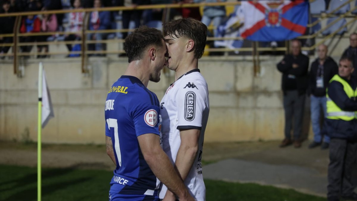 Dos jugadores durante el partido.