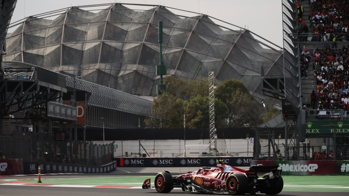 El piloto español del equipo Ferrari Carlos Sainz, compite este domingo en el Gran Premio de Fórmula 1 en el autódromo Hermanos Rodriguez de la Ciudad de México (México). EFE/José Méndez