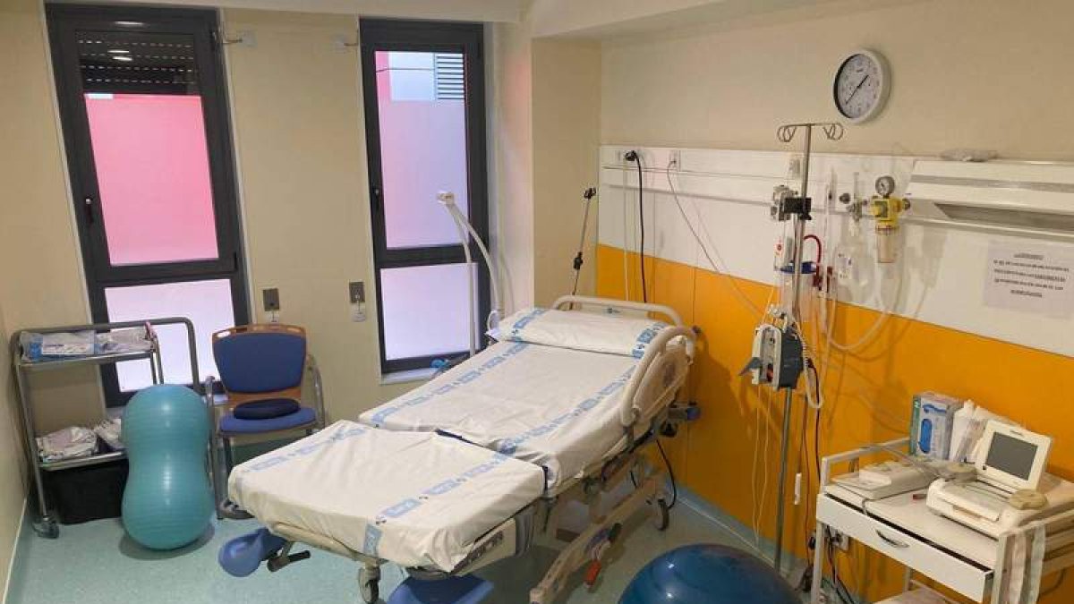 Una de las salas de dilatación de la maternidad del Caule.  DL