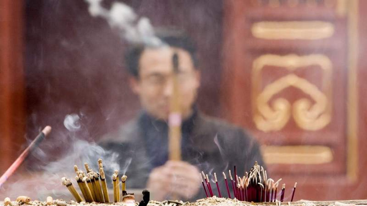 Quemar incienso puede entrañar dolores de cabeza, disfunción respiratoria o sensibilidad dermatológica. EFE