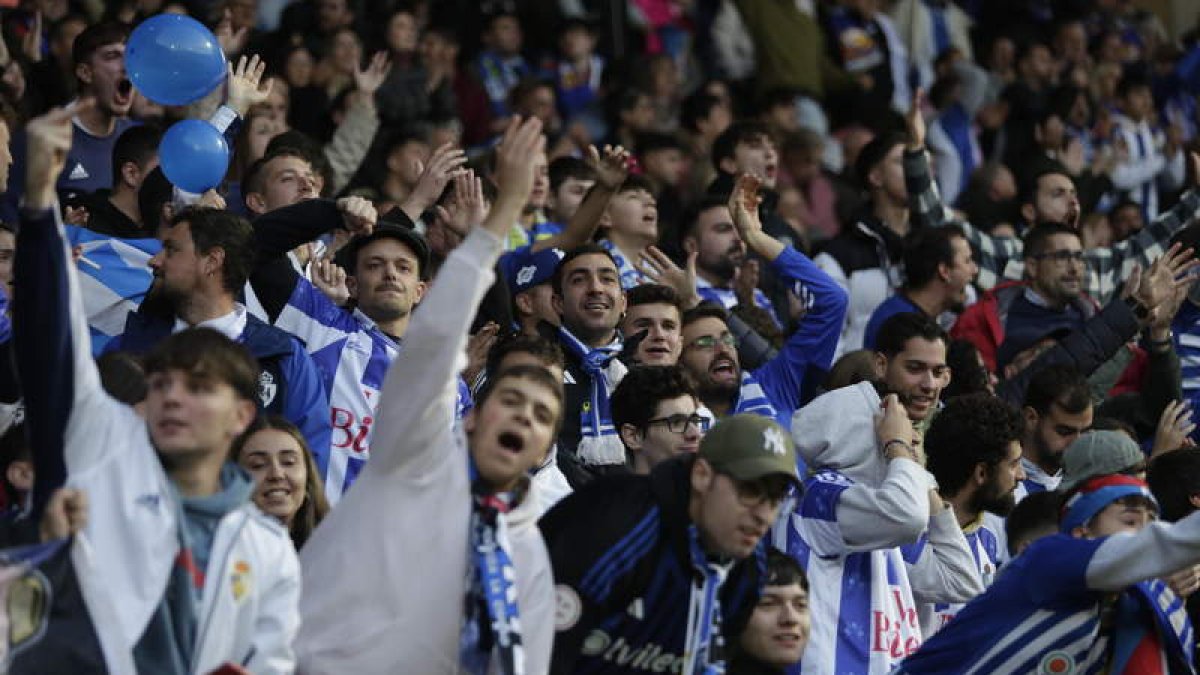 El derbi de rivalidad provincial se convirtió en una gran fiesta del fútbol leonés en el que no faltó nadie, con los dirigentes de los dos equipos presentes.  FERNANDO OTERO/ANA F. BARREDO