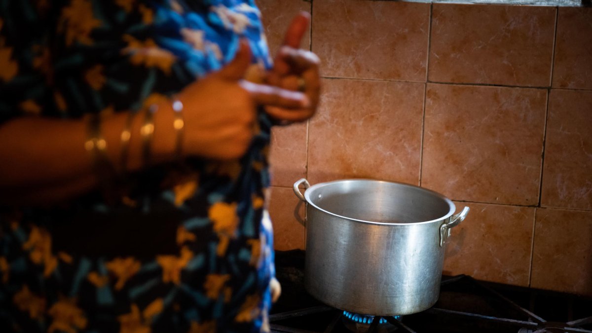 Imagen de archivo de una mujer cocinando en una cocina de gas. EFE/ Rayner Pena R