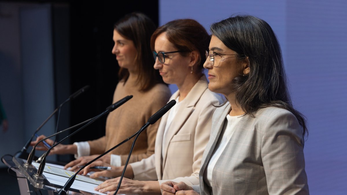 (I-D) Las coportavoces de Más Madrid Mónica García, Manuela Bergerot y Rita Maestre, durante una rueda de prensa, a 28 de octubre de 2024, en Madrid (España).