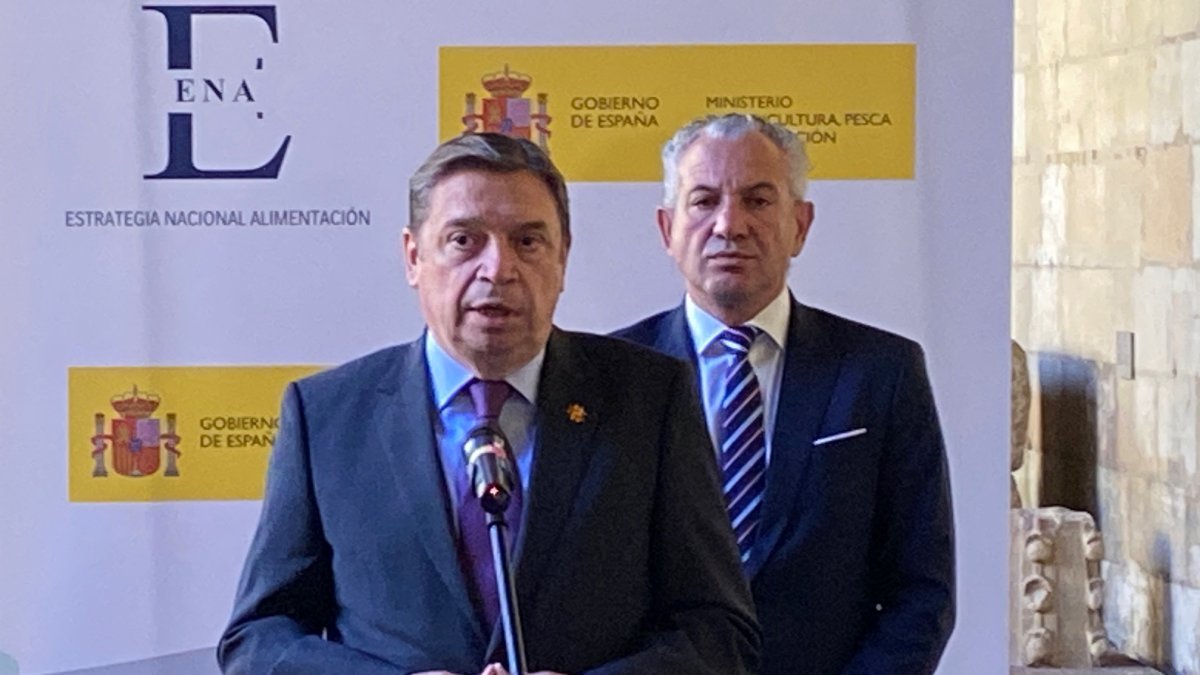 El ministro Luis Planas junto al delegado del Gobierno en Castilla y León, Nicanor Sen.
