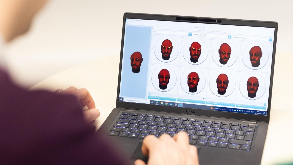 Un participante trabajó con un terapeuta para crear su propio avatar, que se parece y suena como la voz angustiosa que escucha. EFE