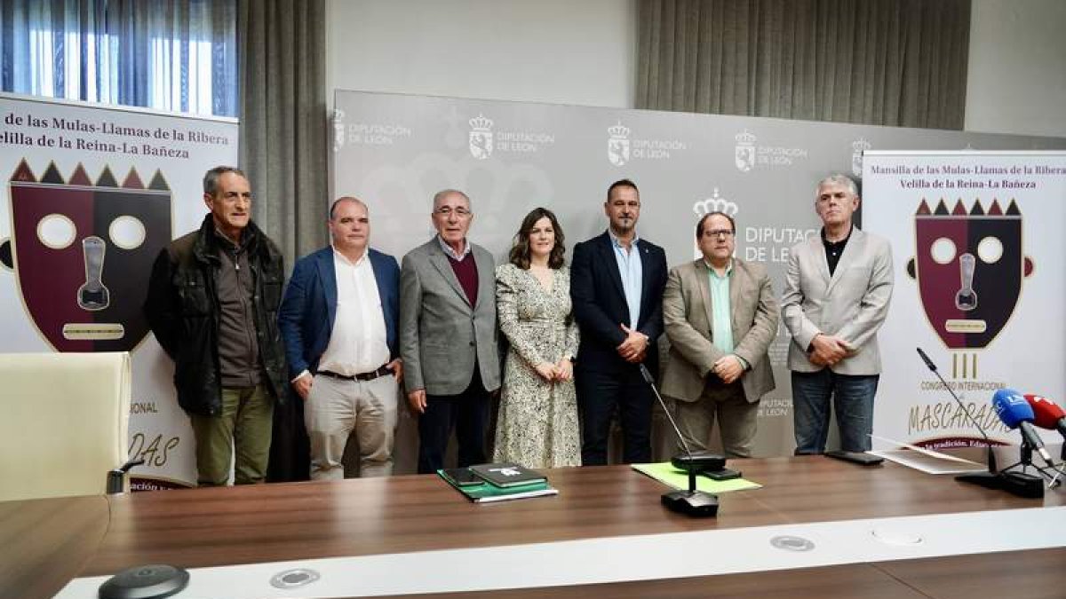 El diputado Emilio Martínez acompaña a los organizadores del congreso.  CAMPILLO