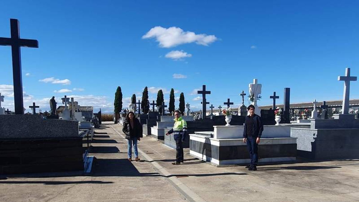 La alcaldesa de Santa María visitó este lunes el cementerio.  DL