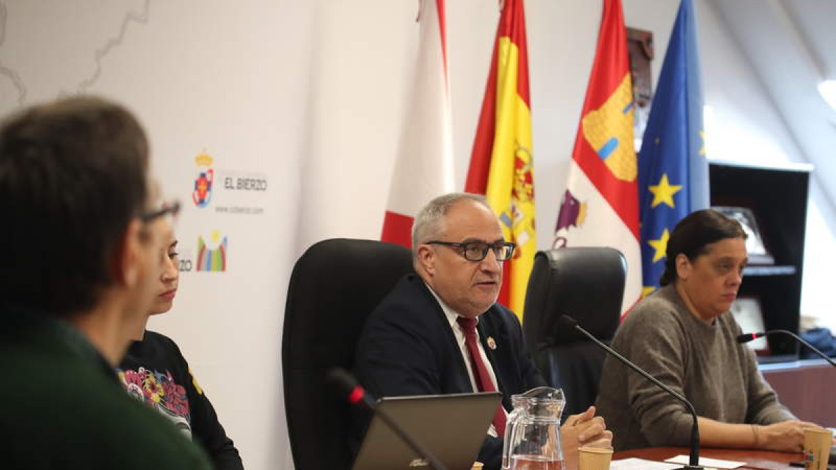 El presidente, en el Pleno del Consejo Comarcal. ANA F. BARREDO
