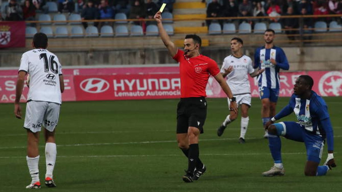 Morilla Turrión concedió un gol con fuera de juego previo y otro tras una falta sobre Álvaro Ramón. ANA F. BARRERO