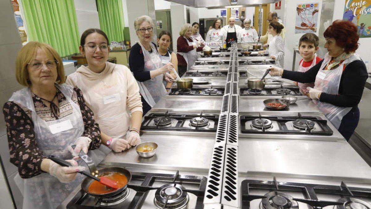 Con las manos en la masa durante la primera jornada del taller intergeneracional ‘Entre fogones’ de Activos y Felices.  RAMIRO