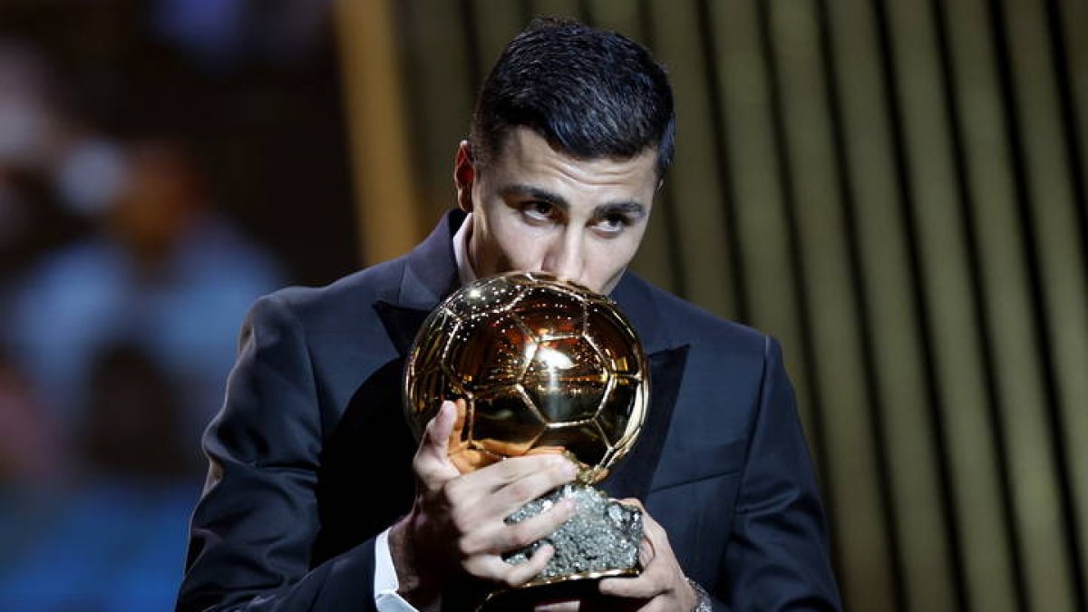 Rodri besa el trofeo.
