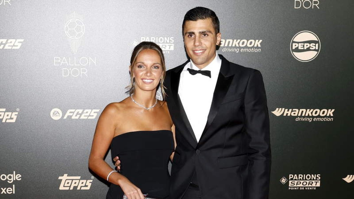 Rodri Hernández junto a su pareja Laura Iglesias a su llegada a la ceremonía de la entrega del Balón de Oro en París. M. BADRA