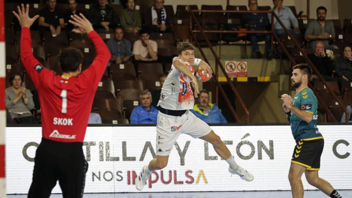 El Ademar ya derrotó al Gorenje en el Palacio. Y espera dar guerra esta noche frente al GOG.  FERNANDO OTERO