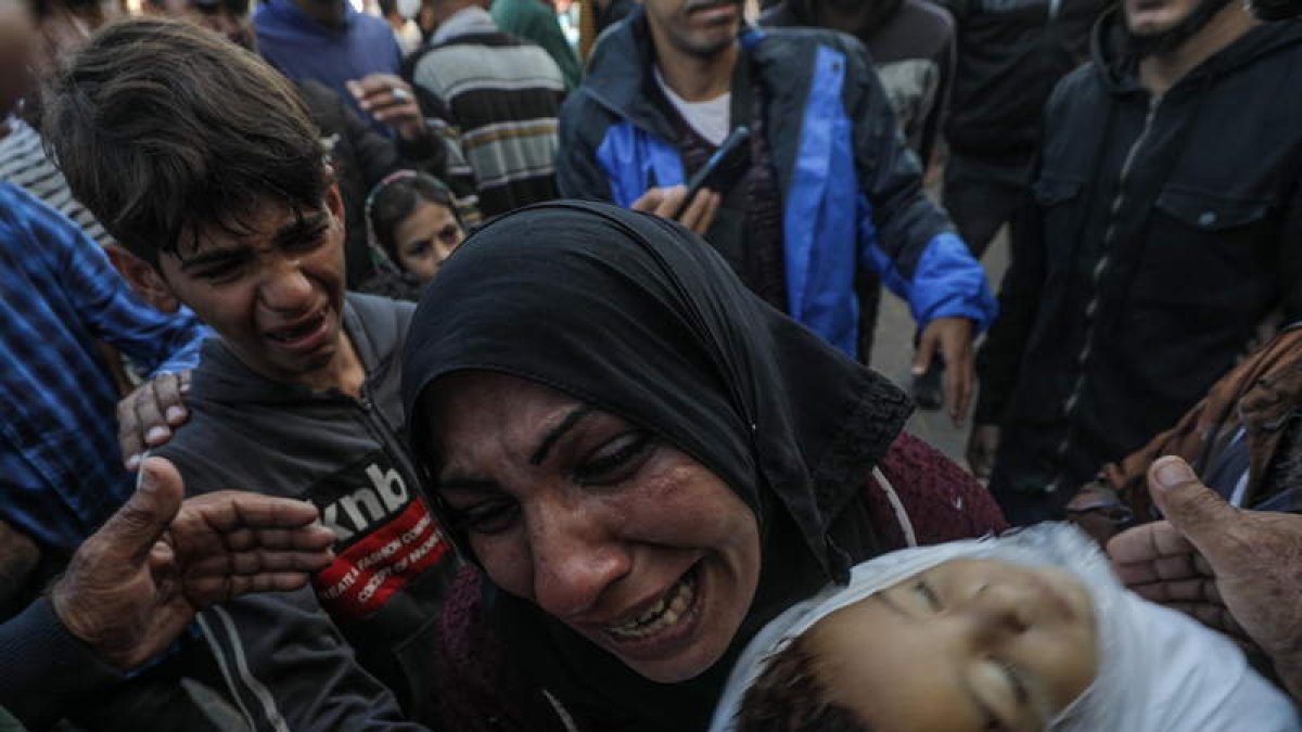 Imagen de una madre con su hijo muerto.  MOHAMED SABER