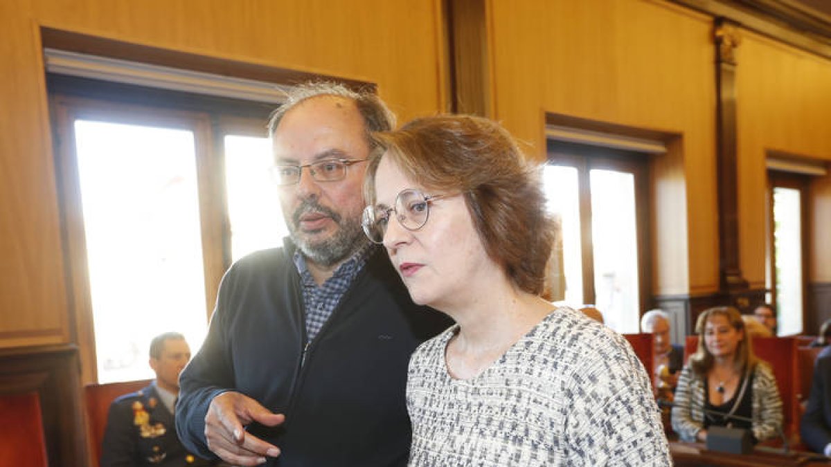Marta Sanz, junto al también escritor Avelino Fierro, durante una anterior visita a León.
