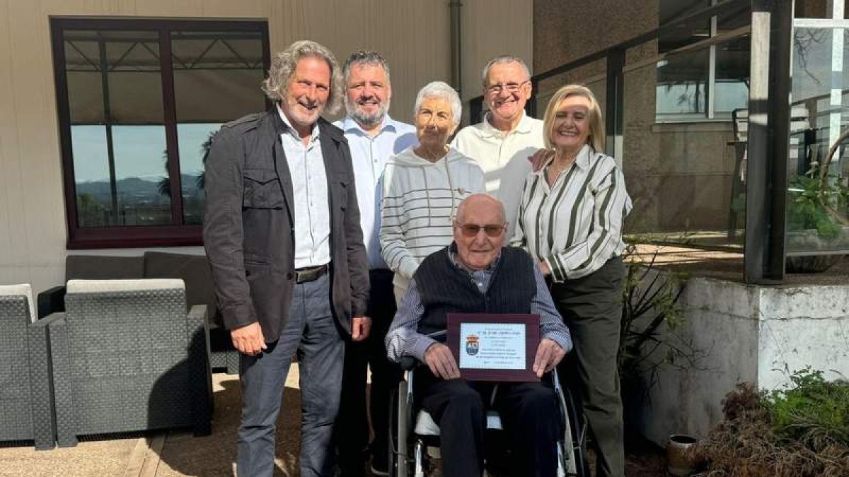 Serafín Martínez, con parte de su familia y el alcalde de Burón, Pedro Luis Álvarez.  DL