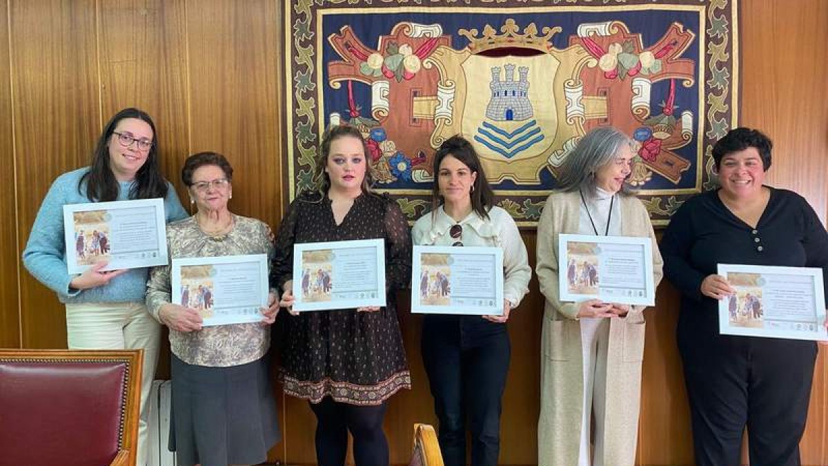 Las seis mujeres participantes en la jornada sobre mujer rural con su diploma.  CAMPOS