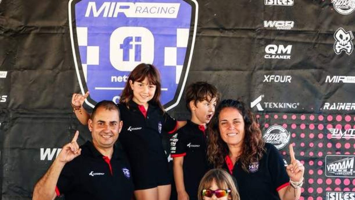 Gael García Melgar celebra junto a su familia su victoria en la Racing Cup Finertwork. ARTPICSJONA