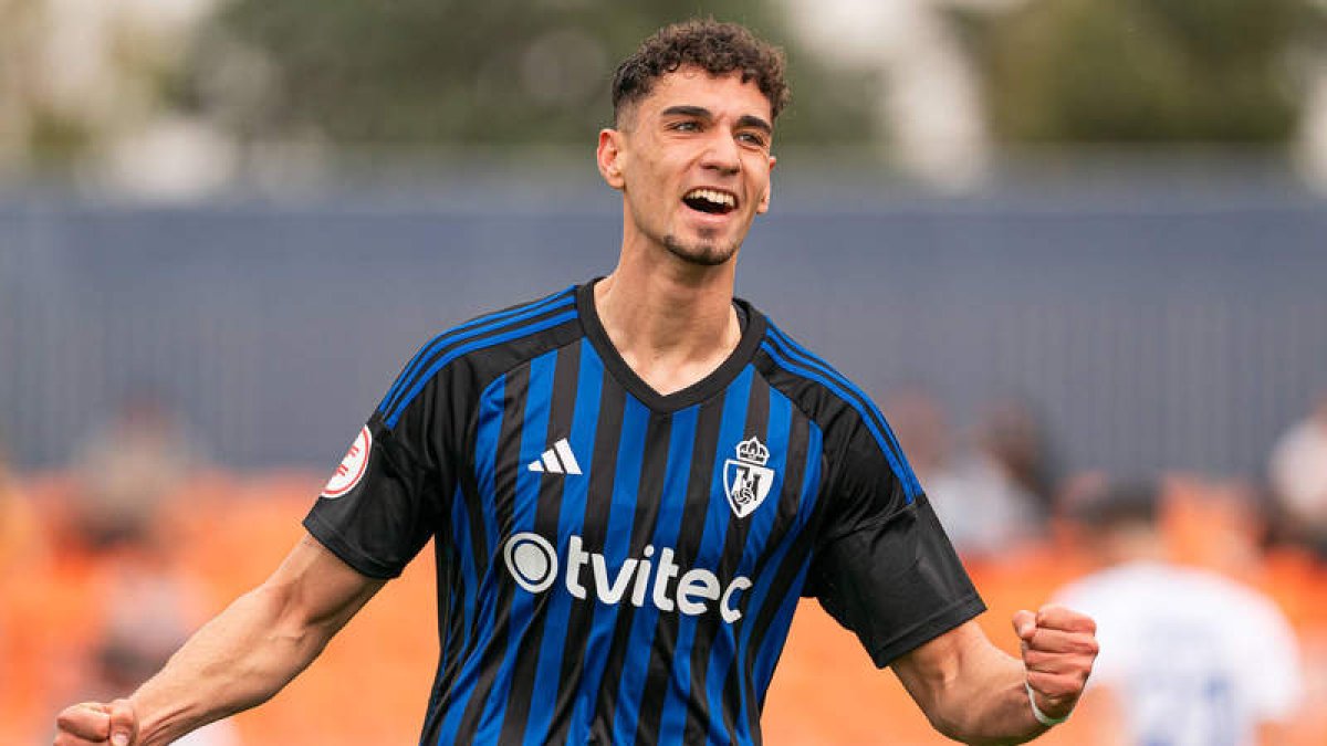 Los goles de Álex Costa son necesarios para pasar de ronda. DL