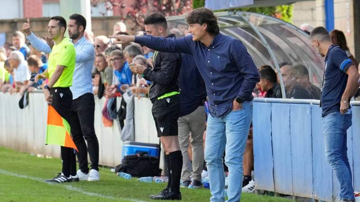 Julen Guerrero ya no se sentará en el banquillo ante la visita de la Cultural al Nuevo Urritxe.  AMOREBIETA