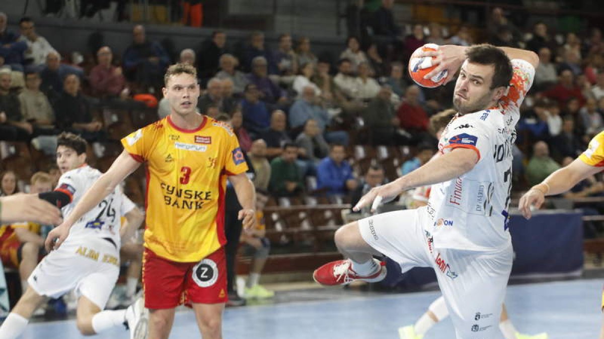 El Abanca Ademar plantó cara al gigante danés hasta el último tramo del segundo tiempo, donde el cansancio y la superioridad del rival hicieron mella.  RAMIRO