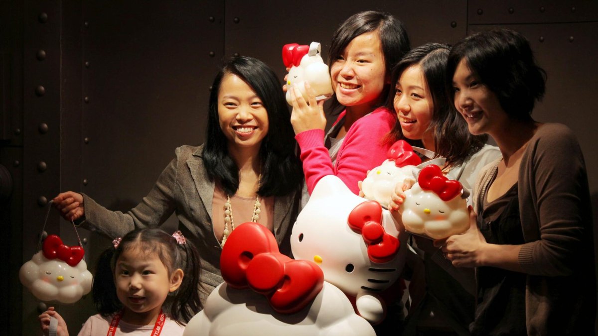 Un grupo de jóvenes posan en el laboratorio de Hello Kitty en Hong Kong, el 12 de agosto de 2009. EFE/YM YIK