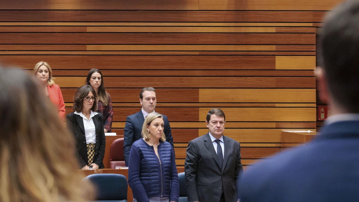 El presidente de Castilla y León Alfonso Fernández Mañueco (d) durante el minuto de silencio por las víctimas de la DANA, este miércoles en el pleno. Las Cortes de Castilla y León. EFE/ Nacho Gallego