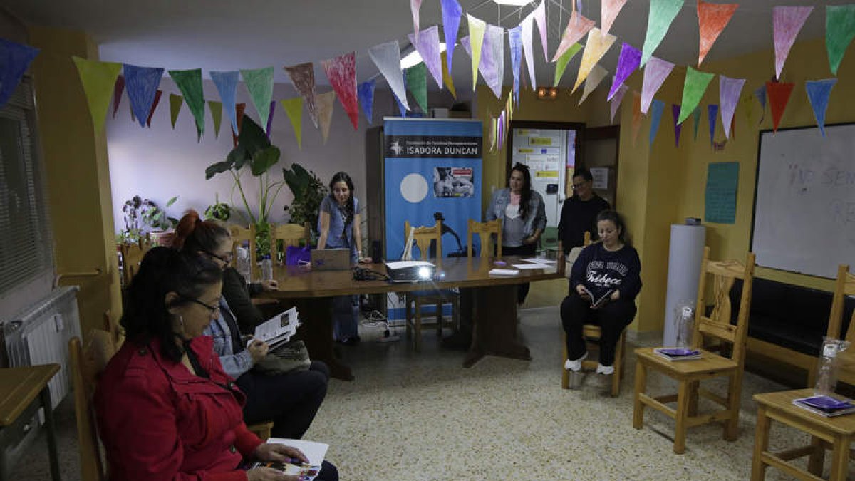 Un momento del taller para prevenir violencia obstétrica entre mujeres migrantes en Isadora Duncan. FERNANDO OTERO