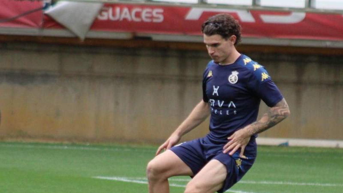 Santi Samanes, tras ser convocado para el derbi, está listo para jugar ante la UD Llanera en Copa.  DL