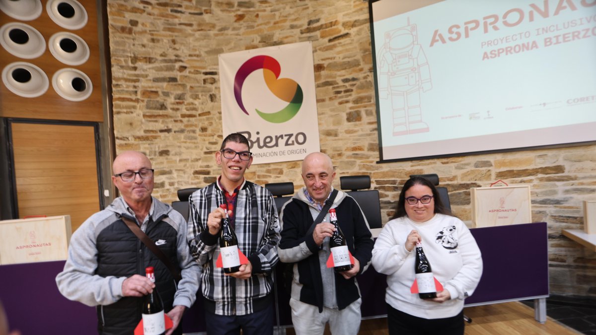 Las cuatro personas con discapacidad intelectual que se han encargado de todo el proceso para la elaboración del vino.