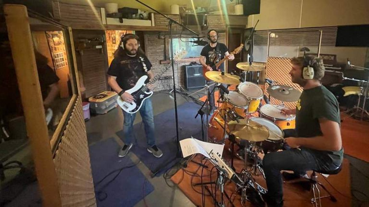 Treshumantes en la grabación del disco.  DL