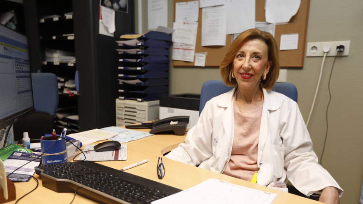 La doctora Elvira Díez Álvarez, jefa de la Unidad de Reumatología del Caule. RAMIRO