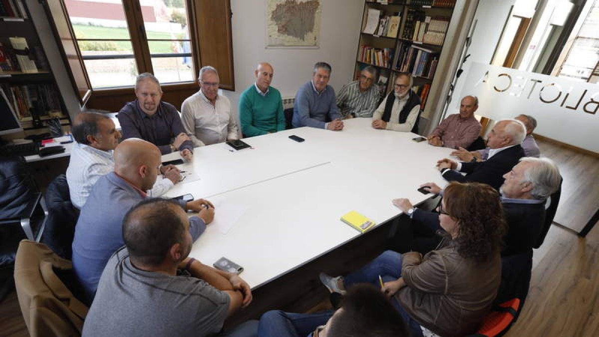 Reunión de los alcaldes de municipios que atraviesa Feve, ayer en Matallana de Torío.  RAMIRO