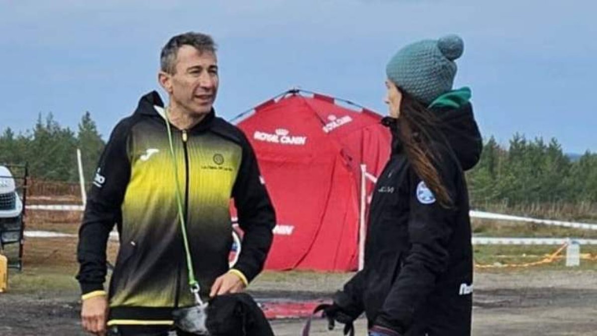 Carlos Miguel Lobato junto a su perro Sauron en el Europeo.  DL